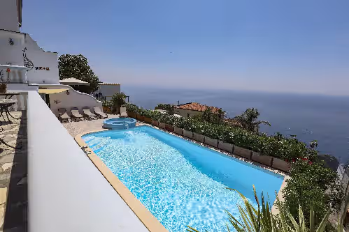 Villa Elena is a prestigious villa with a pool and suggestive sea view.