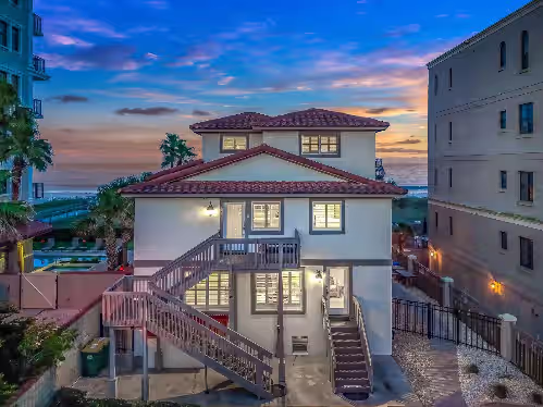 Awesome Retreat Beach House at City Center Stroll to Restaurants, Shops & Bars, photo 3