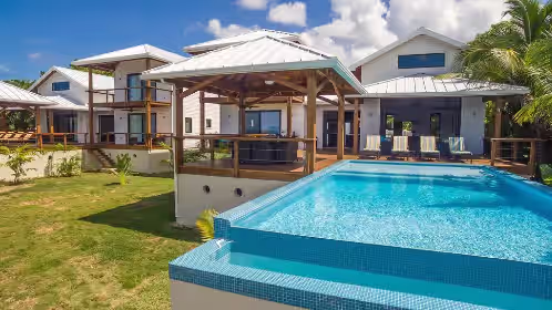 5 King Beds/2 Infinity Pools/Amazing Sunsets/Quick walk to West End/Privacy