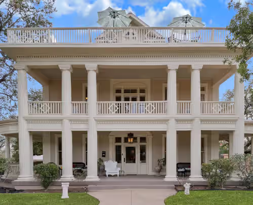 Wedding Groups up to 20: 3-Story Mansion near Downtown 2 Balconies