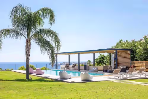 Spacious beach front Vila with 100 sqm infinity pool, a basket ball court