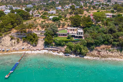 Beachfront Villa few steps away from a sandy beach
