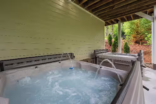 Multiple outdoor hot tubs! at The Great Elkmont Lodge