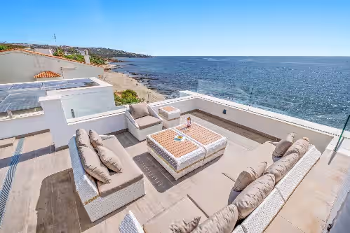 Luxury 6 Bedrooms right on the Beach