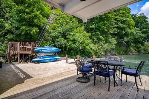 Outdoor dining at Lake house w/ indr pool and jacuzzi