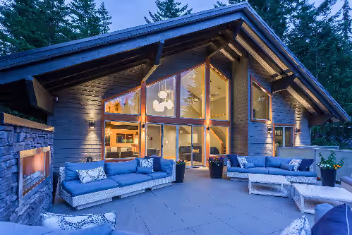 Alta Lake Chalet: Private Spa, Vaulted Ceiling, BBQs, Cinema, Lawn, Decks & More