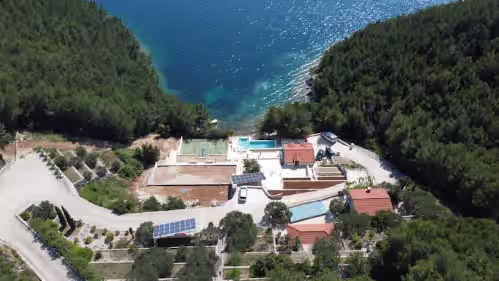 Beachfront family paradise with pools & kayak/boat & playground, TOP PRIVACY!