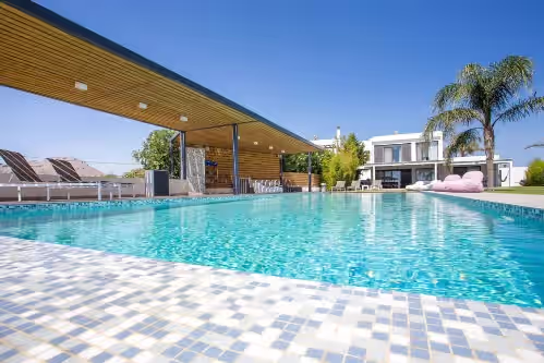 Spacious beach front Vila with 100 sqm infinity pool, a basket ball court, photo 3