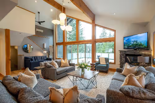 Alta Lake Chalet: Private Spa, Vaulted Ceiling, BBQs, Cinema, Lawn, Decks & More, photo 3