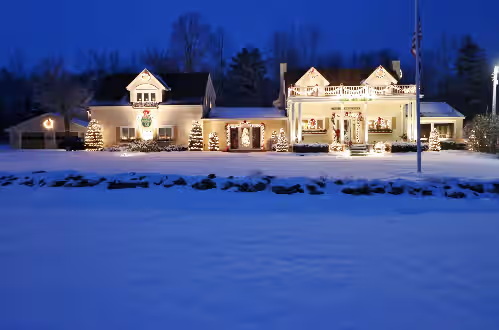 12 BR/13.5 BA Inn w/ Views of White Mountains & Heated Pool, photo 4