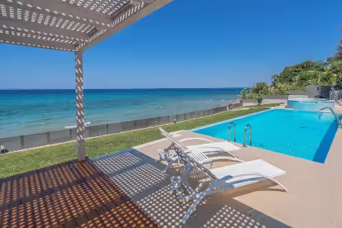 Perla Seafront Villa with Pool, Jacuzzi & BBQ, photo 4