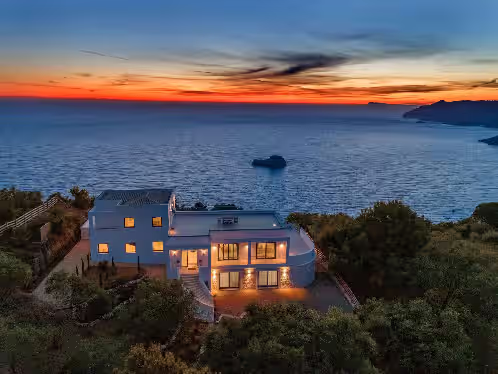 The Clifftop Villa Ensconced in Nature's Magnificence, photo 2