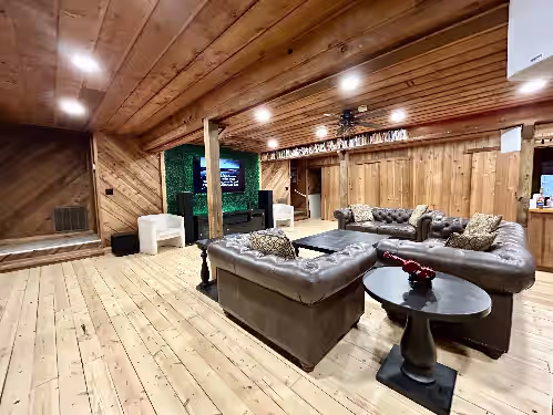 Living area at 10Br Cozy Old Mill Lodge with Event hall, Sauna in Campobello sleeps 44