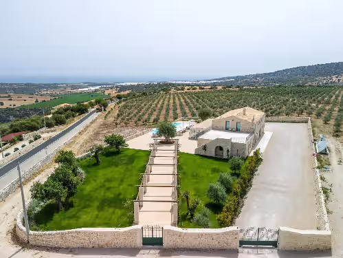 Panoramic villa for groups: garden, large infinity pool, large veranda.