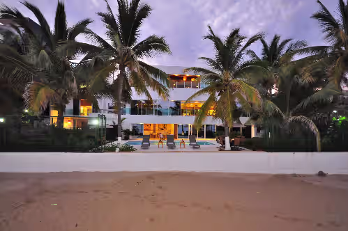 Casa La Playa, MODERN, 8 BEDROOM,BEACHFRONT, Pool, Full Staff - Walk to Town