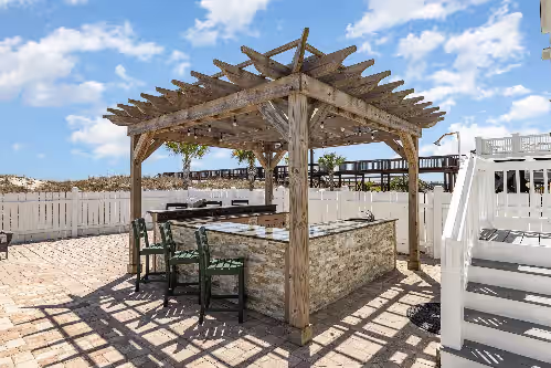 Footprints On The Sand: Oceanfront, Pool & Tiki Bar, photo 4