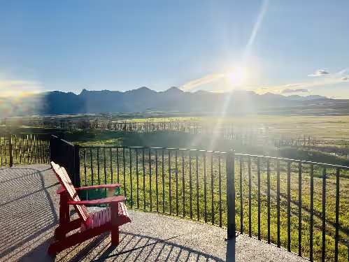 Huge Waterton River Lodge (Residence on a beautiful 3 acres backing the river)