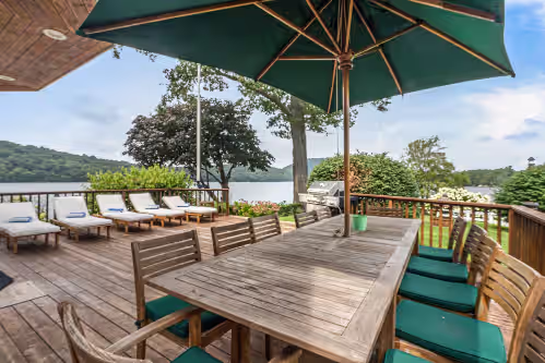 Outdoor dining at Land’s End