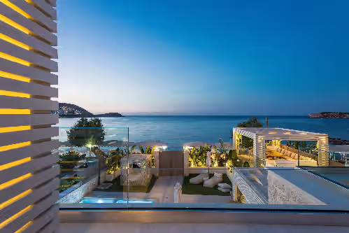Beachfront villa with daily cleaning, sauna & gym: by etouri
