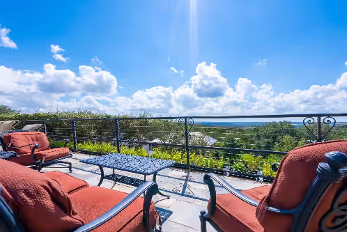 Luxurious Estate with Private Pool, Basketball Court, and City Views, photo 3