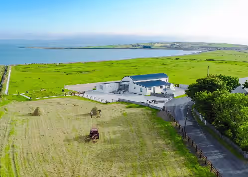 Sligo Sea Barn - Luxury Villa, Six En-suite Bedrooms, Paved Path to Sea, Personalised Service.