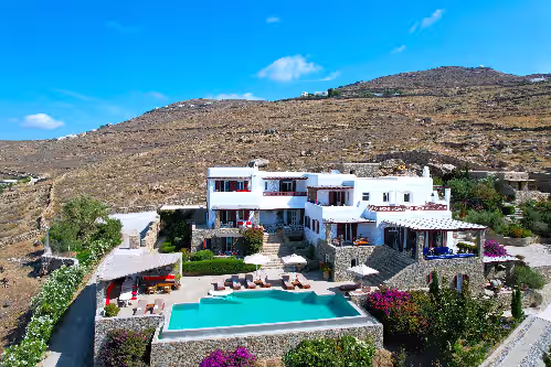 VILLA ISOLA PARADISO, 9700 FT² OF LUXURY OVERLOOKING THE SEA
