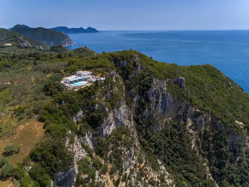 The Clifftop Villa Ensconced in Nature's Magnificence, photo 4