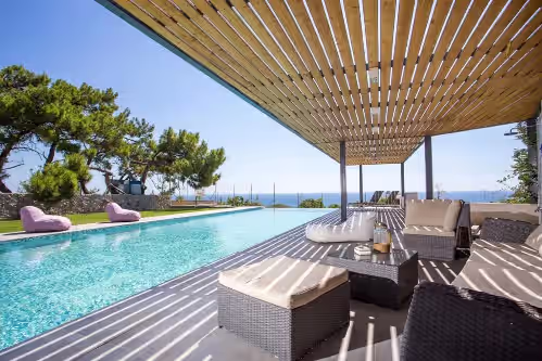 Spacious beach front Vila with 100 sqm infinity pool, a basket ball court, photo 4