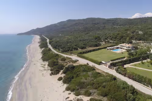 Luxury Villa on Sandy Beach, Beautiful Garden, Private Pool and Games Room, photo 3