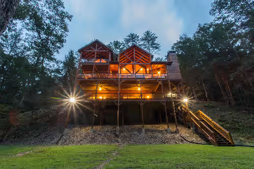 Riverside Sanctuary: Serene Luxury Lodge in Ellijay -750' of Riverfront Splendor