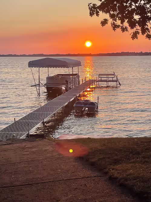 Enjoy this beach front lake home that boasts 66' of frontage with many amenities, photo 3