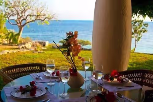 Outdoor dining at Casa de la Playa