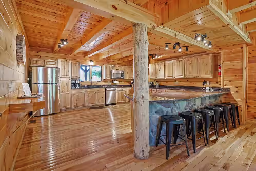 Best Location Lodge! Fishing Pond, WiFi , Fireplaces, Bball court, Onsite Trails, photo 5
