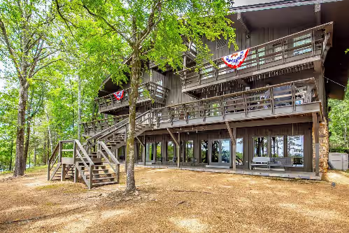 Tannenbaum Lodge Beautiful Lakefront Lodge, photo 4