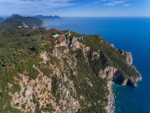 The Clifftop Villa Ensconced in Nature's Magnificence, photo 3
