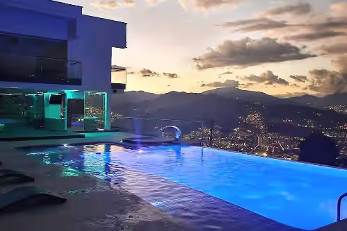 Glass Mansion, photo 3