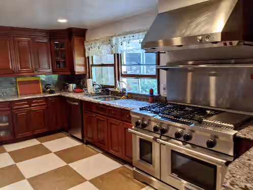 Private kitchen at 10 Bedroom Hampton House with a regulation size Pickleball