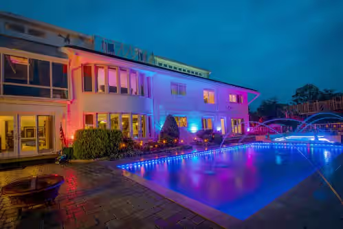 Celebrity Retreat | Heated Pool, Gym, STEAM Spa