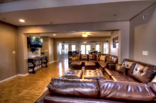 8500 sf, Sleeps 48 in beds, Pool, Hot Tub, Game Rm, 300 ft lake front, In town, photo 4