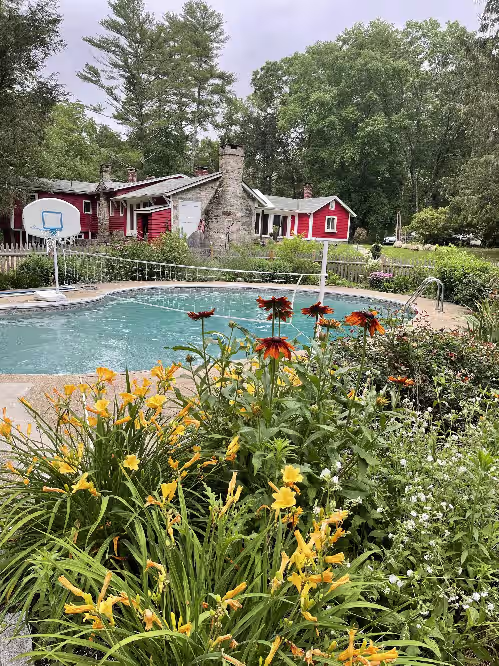 6 bedrooms/4 full baths/game room/hot tub/pool/pool house at animal sanctuary!