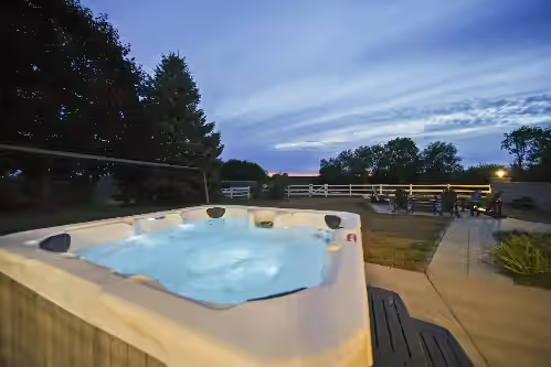 HUGE Crystal Lake 7 Acre Ranch w/Pool & Hot Tub, photo 2