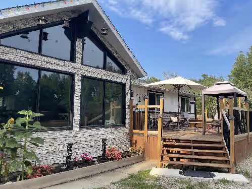 Spacious Chalet with BRAND NEW hot tub 5 mins from beach -sleeps 14