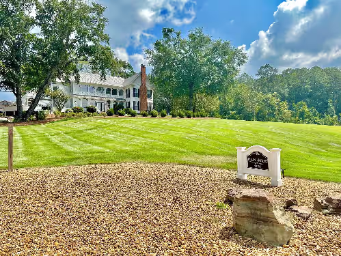 LAKEFRONT Mini-Resort w/Pool Sleeps 70+