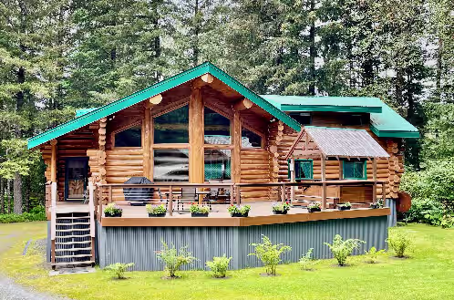 Bear Paw Lodge in Seward, Alaska :: Custom-Built Log Home... Clean, Spacious, and only 4 miles from downtown Seward!
