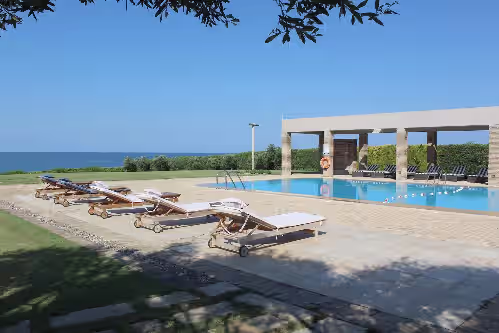Luxury Villa on Sandy Beach, Beautiful Garden, Private Pool and Games Room, photo 2