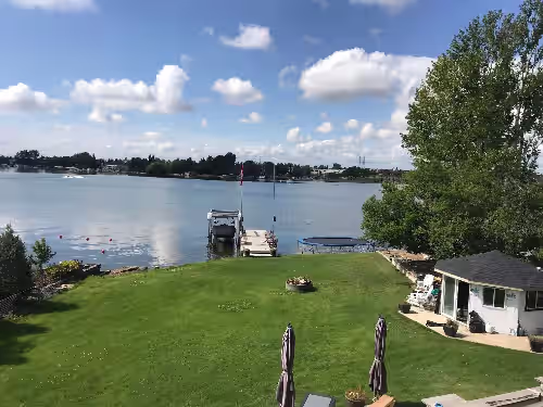 Amazing 5 Bedroom House on the Lake 20 minutes from downtown Calgary, photo 3