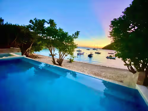 NEW, Ultra-Luxury, Beach, Pool, Spa, Kayaks, SUPs, Snorkel,12,085 S.F. Near Town