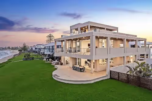 Royal Retreat: Luxury Beachfront View