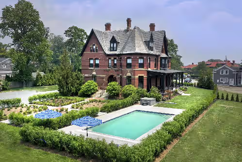 Gracious Victorian Estate Home, Walk to town and beach
