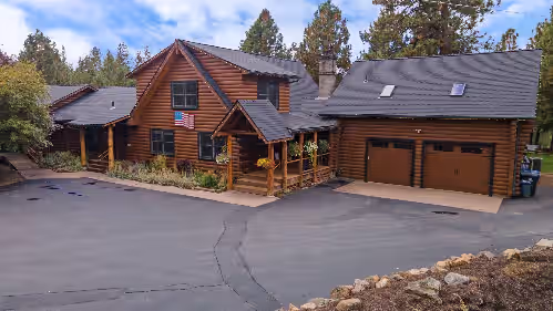 Driveway with plenty of parking at Risa Cabin: Hot Tub, Private Lake Reviews, Deals & Photos 2026